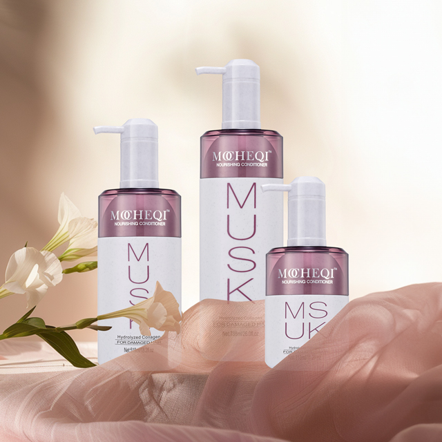 Zdjęcie przedstawia trzy butelki odżywki do włosów MOHEQI MUSK, o pojemnościach 738 ml, 518 ml i 318 ml. Butelki mają biały dół, różowo-fioletową górę i białą pompkę. Każda butelka oznaczona jest napisem "MUSK", a poniżej znajdują się napisy "Hydrolyzed Collagen" oraz "FOR DAMAGED HAIR", co informuje o przeznaczeniu produktu. Butelki ustawione są w rzędzie, od największej do najmniejszej, na różowym materiale z białymi kwiatami na beżowym tle.