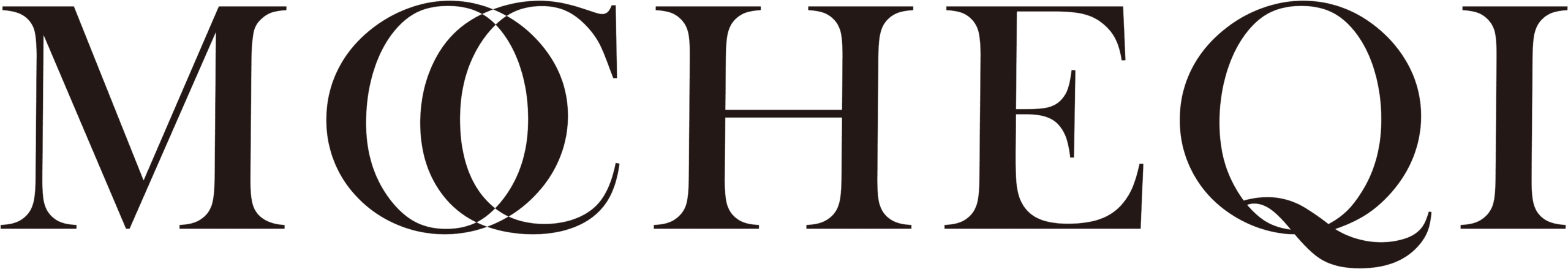 Logo marki "M@HEQI" z czarnym napisem na przezroczystym tle. Litery są stylizowane, duże i mają szeryfy. Litera "A" jest przedstawiona jako symbol "@".