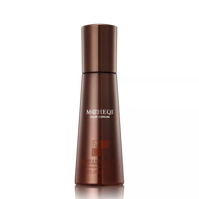Elegancka butelka ciemnego serum do włosów, ustawiona pionowo na białym tle. Butelka ma zwężającą się ku dołowi formę, brązowo-miedziany kolor oraz błyszczącą nakrętkę. Na środku widnieje napis „M@HEQI HAIR SERUM” oraz „MUSK”. Podstawa butelki odbija się od błyszczącej powierzchni, tworząc efekt lustra.